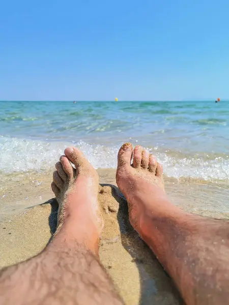 Kumsaldaki kumsalda bacaklar.