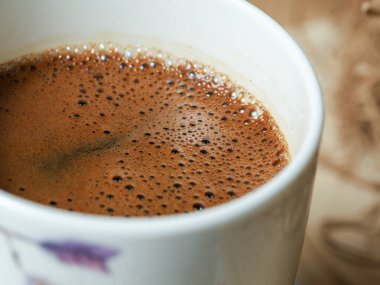 Kahve fincanının makro görüntüsü, üzerinde kabarcıklar var, yakın açı görünümü var.