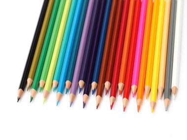 Beyaz arkaplanda renkli boya kalemleri