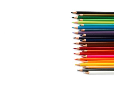 Beyaz arkaplanda renkli boya kalemleri