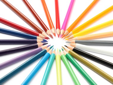 Beyaz arkaplanda renkli boya kalemleri