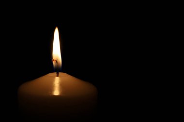 Siyah arkaplanda mum