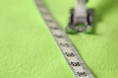 Dikiş makinesi olan bir dalak kumaşının ölçüsünü aldım.