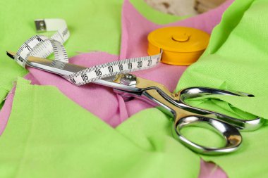 Beyaz arkaplanda şerit, dikiş aletleri, terzi