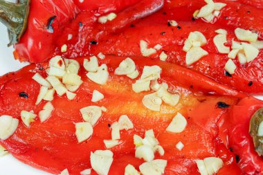 Baharatlı kırmızı biber ve sarımsak.