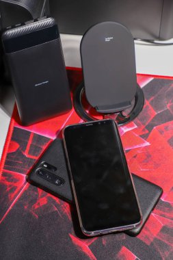 Kablosuz şarj konsepti, kablosuz ters şarj, akıllı telefon şarjı, kablosuz şarj güç bankası,