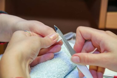 Güzellik salonunda manikür ustası. Kapat - kapat.