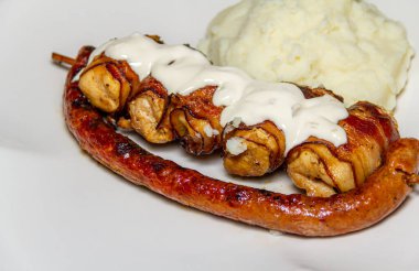 Patates ve sosisli ızgara sosis..