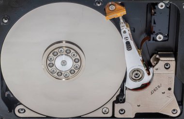 açık disk ile bilgisayar sürücüsü