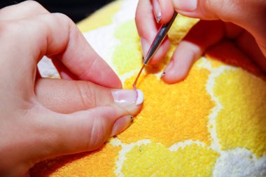 Kadın elleri ve yatakta manikür.