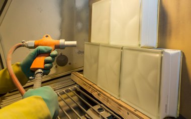 Kum püskürtme odası, kum püskürtme süreci, kum püskürtme cam blokları, koruyucu eldivenler, yüksek basınç.