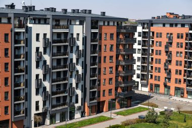 Yeni konut binalarının arka planında yeni modern binalar