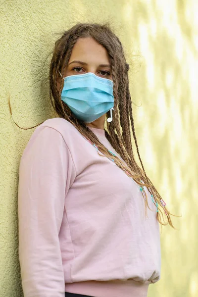 Maskeli ve virüse karşı korunan genç bir kadın, Coronavirus covid - 19, koronavirüs konsepti, sosyal uzaklık