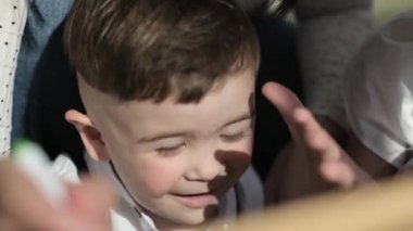 Dadı çocuklara öğretiyor. Çocuk bakımı işi. Evde çocuklara ders vermek. 4k video
