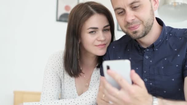 Mąż Żona Patrzą Smartfona Uśmiechają Się Używają Nowoczesnych Gadżetów Rodzina — Wideo stockowe