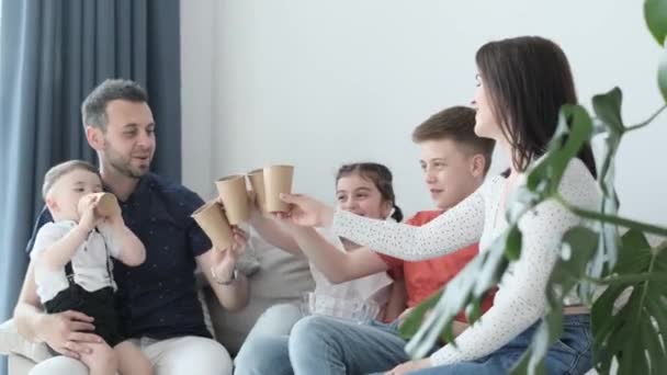 Młoda Europejska Rodzina Świętuje Urodziny Strzela Szklankami Rozmawia Śmieje Się — Wideo stockowe