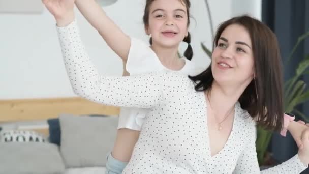 Sevimli Anne Komik Küçük Kız Öpüşüyor Yatakta Oynuyorlar Mutlu Anne — Stok video