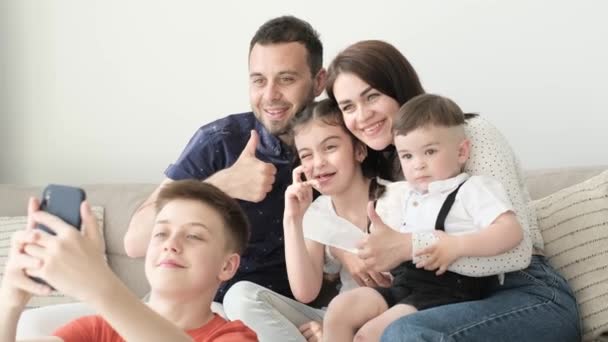 Sorrindo Família Americana Tirar Selfie Smartphone Enquanto Sentado Sofá Mãe — Vídeo de Stock