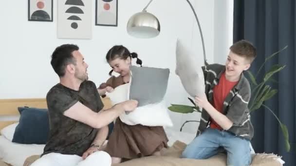 Europeisk Familj Spelar Kuddkrig Spel Sängen Sovrummet Ung Familj Njuter — Stockvideo
