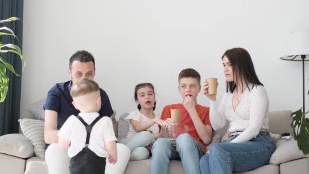 Rodina Sedí Posteli Pije Čaj Mluví Smějí Baví Spolu Mladá — Stock video