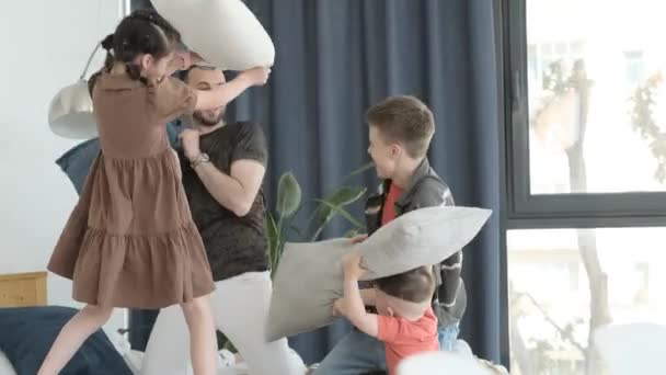Glada Familj Med Liten Förskola Son Spelar Kuddkrig Ler Njuter — Stockvideo