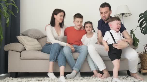 Duża Rodzina Spoczywa Domu Kanapie Szczęśliwa Rodzina Dziecko Płacze Wideo — Wideo stockowe
