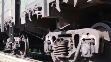 Retro tren hareketine yakın çekim. Tren perspektifinden görülen bir tren yolu. Demiryolu bağlantısı