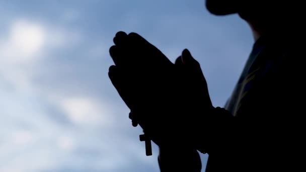 Silhouette Uomo Che Prega Rosario Uomo Con Rosari Imam Delle — Video Stock