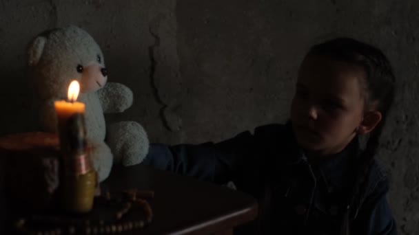 Bombalama Sırasında Küçük Bir Ukraynalı Çocuk Yumuşak Bir Oyuncağı Sıkıca — Stok video