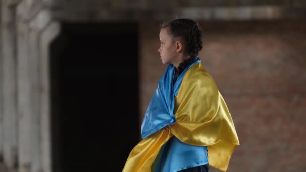 Een Verdrietig Oekraïens Immigrantenkind Gewikkeld Een Blauwe Gele Vlag Oorlogskinderen — Stockvideo