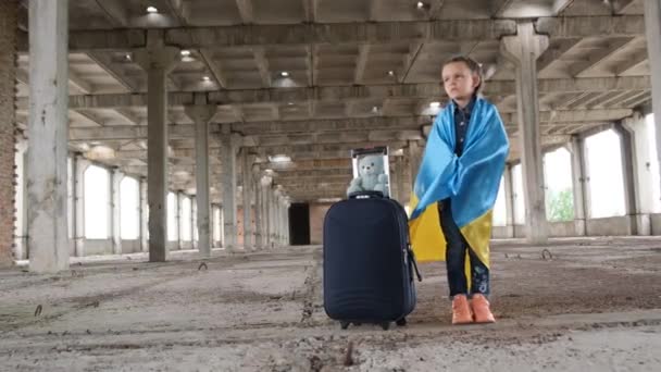 一个带着手提箱的乌克兰移民的孩子俄罗斯对乌克兰的侵略 俄罗斯入侵乌克兰的后果 4K视频 — 图库视频影像