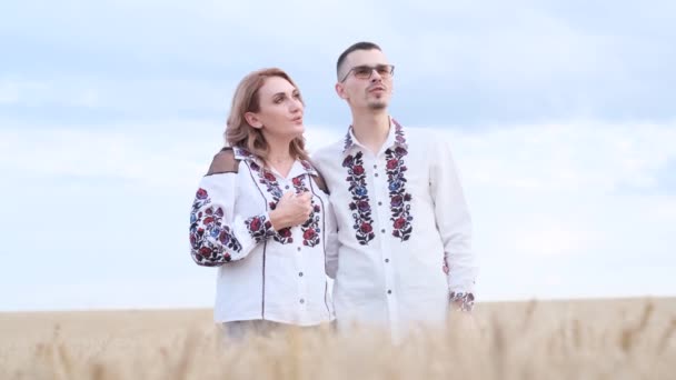 Belo Par Ucraniano Vestidos Bordados Meio Campo Tradições Patriotismo Guerra — Vídeo de Stock