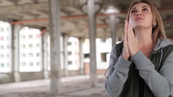 Una Hermosa Mujer Cantando Sobre Ucrania Medio Las Ruinas Edificios — Vídeo de stock
