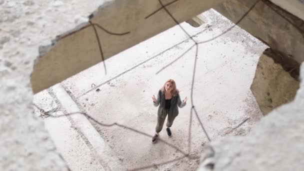 Eine Schöne Frau Die Inmitten Der Trümmer Zerbombter Gebäude Über — Stockvideo
