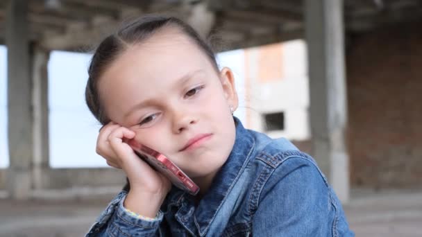 Smutne Ukraińskie Dziecko Rozmawia Przez Telefon Matką Dziecko Jest Emigrantem — Wideo stockowe