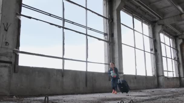 彼の手の中にスーツケースを持つウクライナの移民の子供 ウクライナに対するロシアの侵略 ロシアのウクライナ侵攻の結果 4Kビデオ — ストック動画