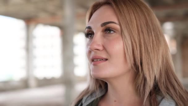 Bombalanmış Binaların Ortasında Ukrayna Hakkında Şarkı Söyleyen Güzel Bir Kadın — Stok video