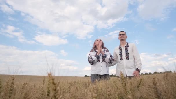 Egy Hímzett Ruhás Ukrán Család Énekel Egy Dalt Egy Búzamező — Stock videók