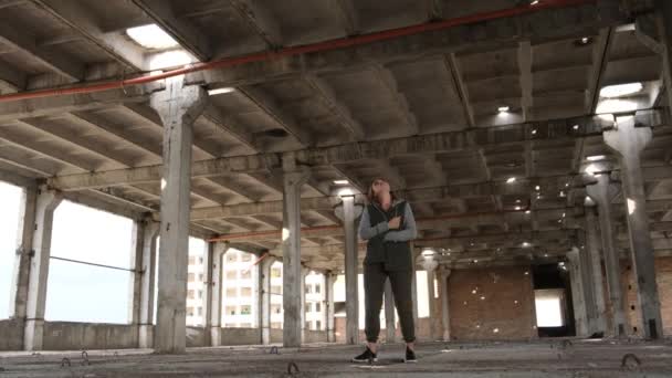 Una Hermosa Mujer Cantando Sobre Ucrania Medio Las Ruinas Edificios — Vídeos de Stock