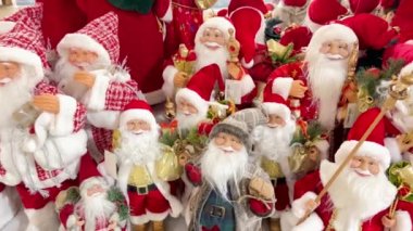 Noel Baba oyuncakları mağaza vitrininde. Noel gecesi çocuklar için hediyeler. Yeni yıl ve Noel konsepti
