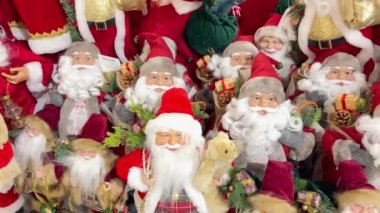 Mağaza vitrininde Noel Baba 'nın yumuşak oyuncakları. Yeni yıl ve Noel. Noel gecesi çocuklar için hediyeler