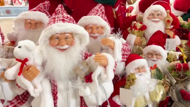 Díszítő Dekoráció Karácsonyfának Plüssjátékok Mikulástól Kirakatban Ajándékok Gyerekeknek Újév Karácsony — Stock videók