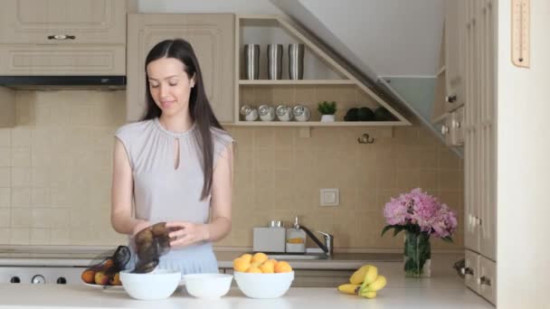 Mladá Bruneta Sama Roznáší Ovoce Koše Kuchyni Užitečné Nákupy — Stock video