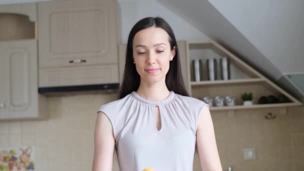 Una Joven Sonriente Mujer Mediana Edad Muestra Plato Frutas Cámara — Vídeos de Stock