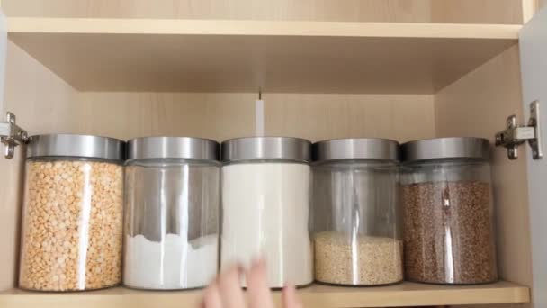 储存谷物的容器 一个女人的手拿着一罐麦片 松懈产品 健康有机食品 — 图库视频影像