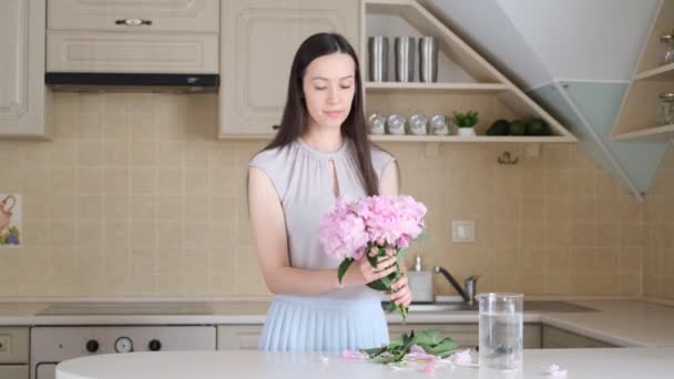 Красивая Брюнетка Женщина Европейского Вида Делает Букет Розовых Пионов Кухне — стоковое видео