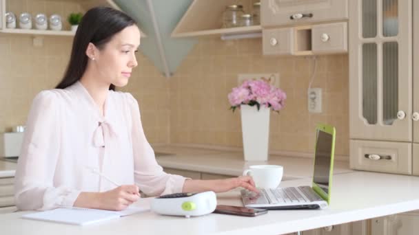 Egy Női Menedzser Kényelmes Munkahelye Vonzó Barna Dolgozik Online Otthon — Stock videók