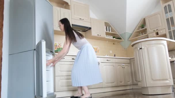 여자는 냉장고에 용기를 넣는다 식품을 저장하는 것이죠 — 비디오