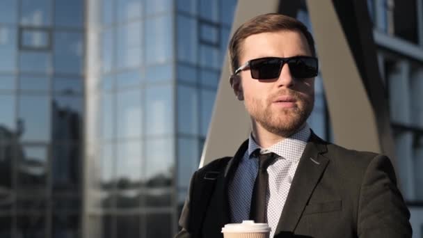 Der Bärtige Geschäftsmann Mit Sonnenbrille Genießt Köstlichen Kaffee Manager Stylischer — Stockvideo