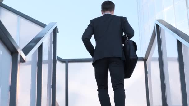 Молодий Бізнесмен Діловому Костюмі Поспішає Роботу Американський Бізнесмен Біжить Офісу — стокове відео